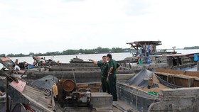 Gian nan canh giữ cát sông Sài Gòn