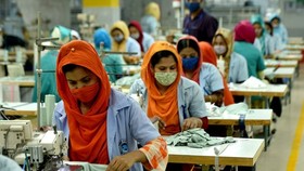Công nhân tại một nhà máy may mặc ở Ấn Độ. Ảnh: THX