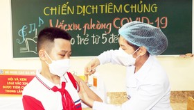 Tiêm vaccine Covid-19 cho học sinh lớp 6 tại Quảng Ninh
