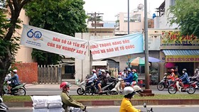 Phản cảm băng rôn bị rách