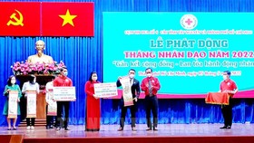 Đại diện Hội Chữ thập đỏ TPHCM tiếp nhận bảng tưởng trưng ủng hộ “Tháng nhân đạo” năm 2022. Ảnh: hcmcpv.org.vn