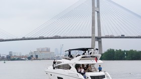 Du khách trải nghiệm tour du thuyền  trên sông Sài Gòn. Ảnh: GIA HÂN