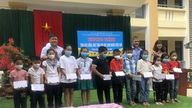 CLB Nhà báo xứ Nghệ và các doanh nghiệp tại TPHCM trao tặng học bổng cho học sinh có hoàn cảnh khó khăn tại Hà Tĩnh