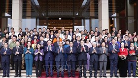 Chủ tịch nước Nguyễn Xuân Phúc, Thủ tướng Phạm Minh Chính, Chủ tịch Quốc hội Vương Đình Huệ với các đại biểu. Ảnh: TTXVN