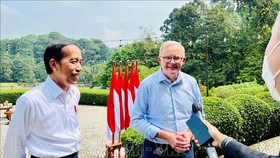 Tổng thống Indonesia Joko Widodo (trái) và Thủ tướng Australia Anthony Albanese (phải) phát biểu với báo giới tại Bogor, Tây Java, ngày 6-6-2022. Ảnh: AFP/TTXVN