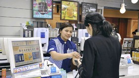 Người nước ngoài làm việc tại cửa hàng tiện lợi Nhật Bản