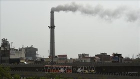 Khí thải bay lên từ nhà máy nhiệt điện Badarpur ở New Delhi, Ấn Độ. Ảnh: AFP/TTXVN