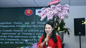 Bà Phan Thị Hồng Xuân, Chủ tịch Hội hữu nghị Việt Nam - Đông Nam Á Thành phố Hồ Chí Minh, phát biểu chúc mừng. 
