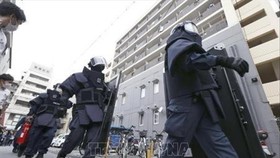 Cảnh sát điều tra tại hiện trường vụ nổ súng vào cựu Thủ tướng Abe Shinzo tại Nara, Nhật Bản, ngày 8-7-2022. Ảnh: Kyodo/TTXVN