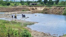 Khu vực suối bị đắp đập, xây dựng khu nuôi cá tầm quy mô lớn chưa được cấp phép