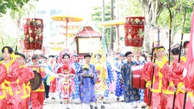 Lễ rước bằng chứng nhận Di sản văn hóa phi vật thể quốc gia vào chánh điện thờ Đức Tả quân Lê Văn Duyệt. Ảnh: hcmcpv.org.vn