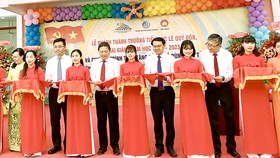 Phó Chủ tịch UBND TPHCM Dương Anh Đức cùng các đại biểu cắt băng khánh thành Trường Tiểu học Lê Quý Đôn tại huyện Bình Chánh