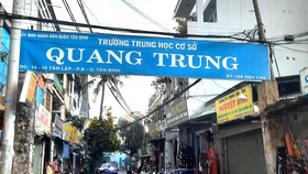 Cổng trường mục ruỗng, nguy cơ đổ sập