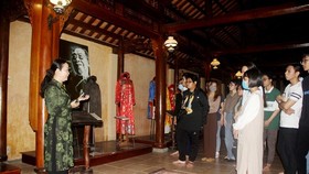 Bảo tàng Áo dài tiếp nhận áo dài của đại diện Saigontourist 
