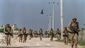 Binh sĩ Mỹ tham gia chiến dịch chống khủng bố ở Mogadishu, Somalia. Ảnh: AFP/TTXVN