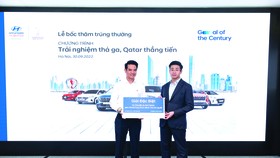 Ông Nguyễn Anh Tú, Tổng Giám đốc Liên doanh Hyundai Thành Công Việt Nam (bên phải) trao tặng tượng trưng tại sự kiện bốc thăm