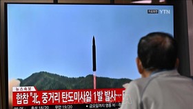 Truyền hình Hàn Quốc đưa tin về vụ phóng tên lửa của Triều Tiên, tại Seoul ngày 4-10-2022. Ảnh: AFP/TTXVN