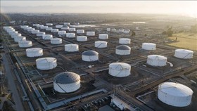 Các bể chứa dầu tại Carson, bang California, Mỹ. Ảnh: AFP/TTXVN
