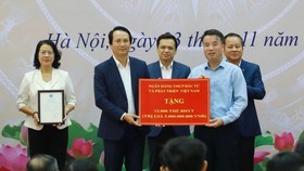 Ông Trần Long, Phó Tổng giám đốc BIDV (bên trái) đại diện ngân hàng trao tặng 12.000 thẻ BHYT trị giá 5 tỷ đồng