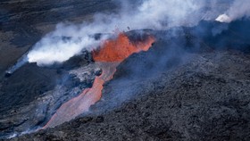 Nham thạch chảy ra từ đỉnh núi Mauna Loa tháng 4-1984. Ảnh: AP