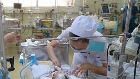 Hiện tại, bé đang được chăm sóc tích cực, sinh hiệu ổn. Ảnh: TTXVN