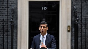 Thủ tướng Anh Rishi Sunak phát biểu tại London. Ảnh: AFP/TTXVN