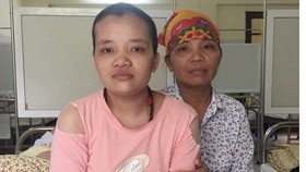 Trần Thị Thúy và mẹ đang điều trị tại bệnh viện Bạch Mai