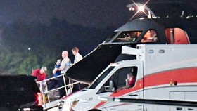  Otto Warmbier được đưa xuống máy bay lên xe cấp cứu tại sân bay Lunken ở Cincinnati, Ohio, Mỹ, ngày 13-6-2017. Ảnh: REUTERS
