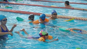 Trẻ học bơi tại Câu lạc bộ bơi Nguyễn Bỉnh Khiêm (quận 1)
