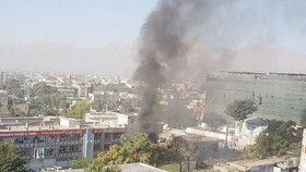 Cột khói bốc cao sau vụ đánh bom xe ở thủ đô Kabul, Afghanistan, ngày 24-7-2017. Ảnh: REUTERS