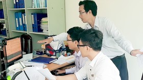 Cán bộ tuyển sinh Trường ĐH Nông lâm TPHCM chạy lọc ảo để xác định điểm chuẩn