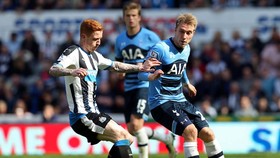 Tottenham (phải) hứa hẹn gặp nhiều khó khăn trước Newcastle.