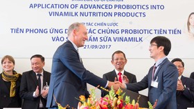  Ông Phan Minh Tiên, Giám đốc điều hành marketing Vinamilk và ông Lasse Nagell, Phó Chủ tịch cấp cao Tập đoàn Chr.Hansen trao thỏa thuận hợp tác tại buổi lễ ký kết.