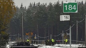 Các lực lượng cứu hộ, quân đội và cảnh sát tại hiện trường tại nạn ở TP Raasepori, Nam Phần Lan, ngày 26-7-2017. Ảnh: AP