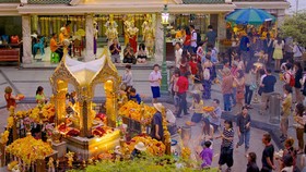 Tượng Tứ Diện Thần tại thủ đô Bangkoc là mpột trong những điểm thu hút du khách