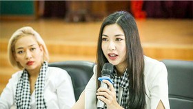 Á hậu Thùy Vân phát biểu trước các sinh viên Trường Đại học Quốc tế - ĐHQGTHCM, tại buổi tọa đàm "Khát vọng dẫn lối thành công".