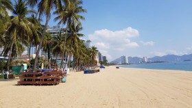 Biển Nha Trang không bóng người 