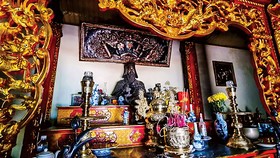 Tượng thờ Lễ Thành Hầu Nguyễn Hữu Cảnh, cùng bảo kiếm trong đền thờ tại xã Vạn Ninh.