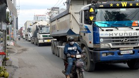 Người đi đường đối mặt hiểm nguy khi xe tải, container lưu thông  ken dày trên đường Nguyễn Duy Trinh.