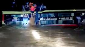 Quảng Bình: Giải cứu 20 người trong xe khách bị lũ cuốn trôi
