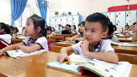 Học sinh Trường Tiểu học Kim Ngọc (TP Vĩnh Yên,  tỉnh Vĩnh Phúc) học SGK môn Tiếng Việt lớp 1  của bộ sách Cánh Diều.