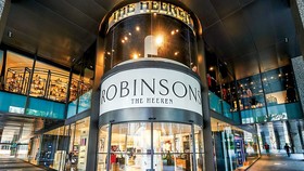 Cửa hàng tại trung tâm thương mại The Heeren là đánh dấu sự ra đi của thương hiệu Robinsons sau 162 năm hoạt động kinh doanh.