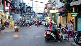 Đường Nguyễn Thượng Hiền thành "phố ăn vặt"