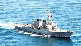 Tàu USS John S. McCain đang thực hiện hoạt động bảo đảm tự do hàng hải ở gần quần đảo Hoàng Sa của Việt Nam trên Biển Đông