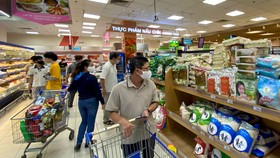 Người tiêu dùng mua sắm tại Co.opmart Lý Thường Kiệt Ảnh: CAO THĂNG