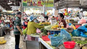 Tình trạng lơ là các biện pháp phòng ngừa lây nhiễm của tiểu thương và người mua hàng diễn ra khá phổ biến tại các chợ truyền thống của TPHCM