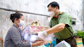 Lực lượng Công an TPHCM gõ cửa từng nhà bà con khó khăn trao nhu yếu phẩm