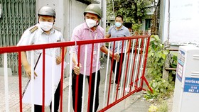 Tháo gỡ rào chắn ở các con hẻm trên đường Nguyễn Kiệm, quận Phú Nhuận Ảnh: DŨNG PHƯƠNG