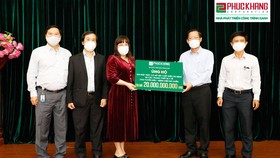 Bà Lưu Thị Thanh Mẫu trao biển tượng trưng trang thiết bị y tế phục vụ phòng chống dịch trị giá  20 tỷ đồng cho Chủ tịch UBND TPHCM Phan Văn Mãi.
