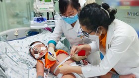 Các bác sĩ Bệnh viện Nhi đồng Thành phố chăm sóc  bệnh nhi mắc sốt xuất huyết nặng